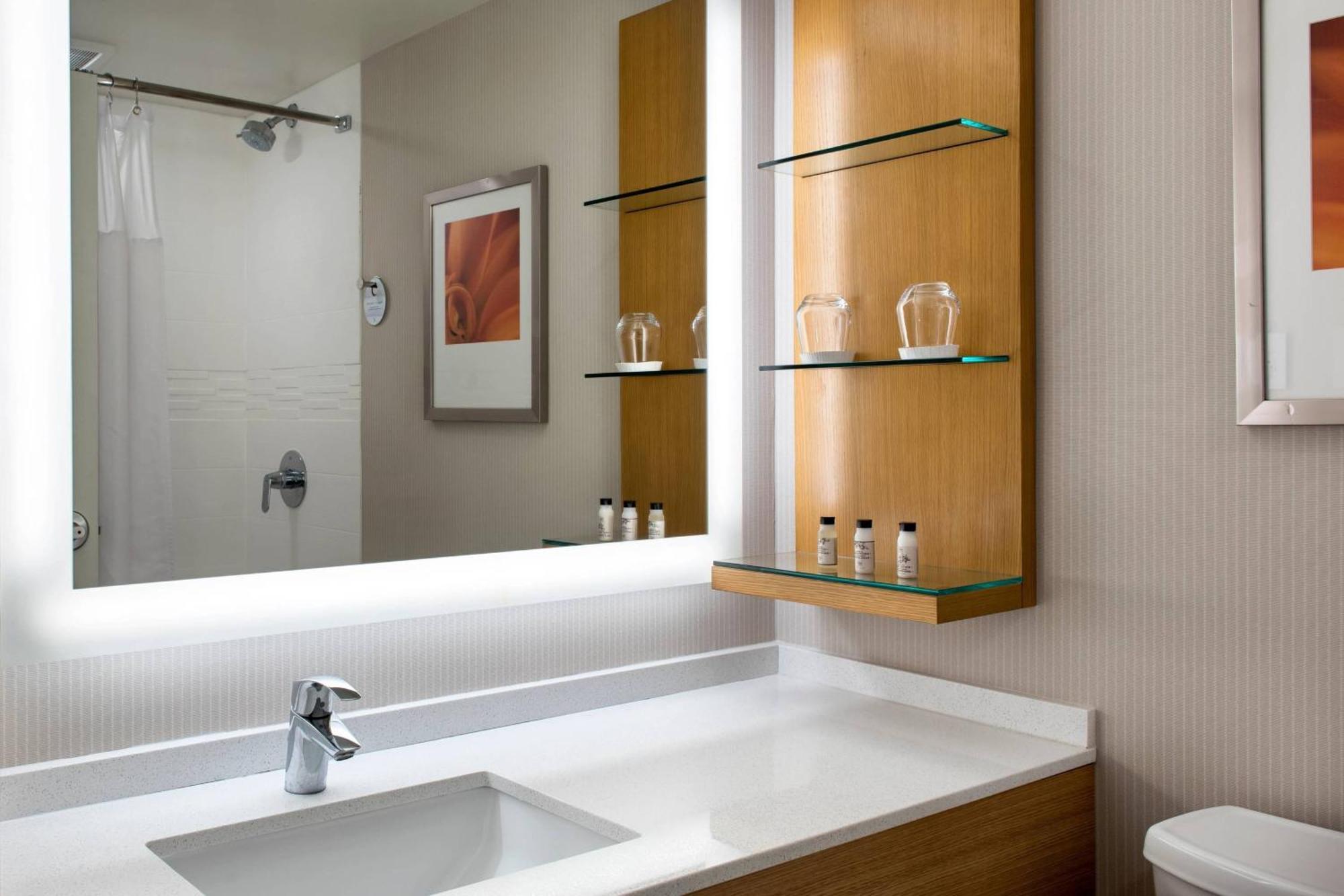 Delta Hotels By Marriott Utica Extérieur photo