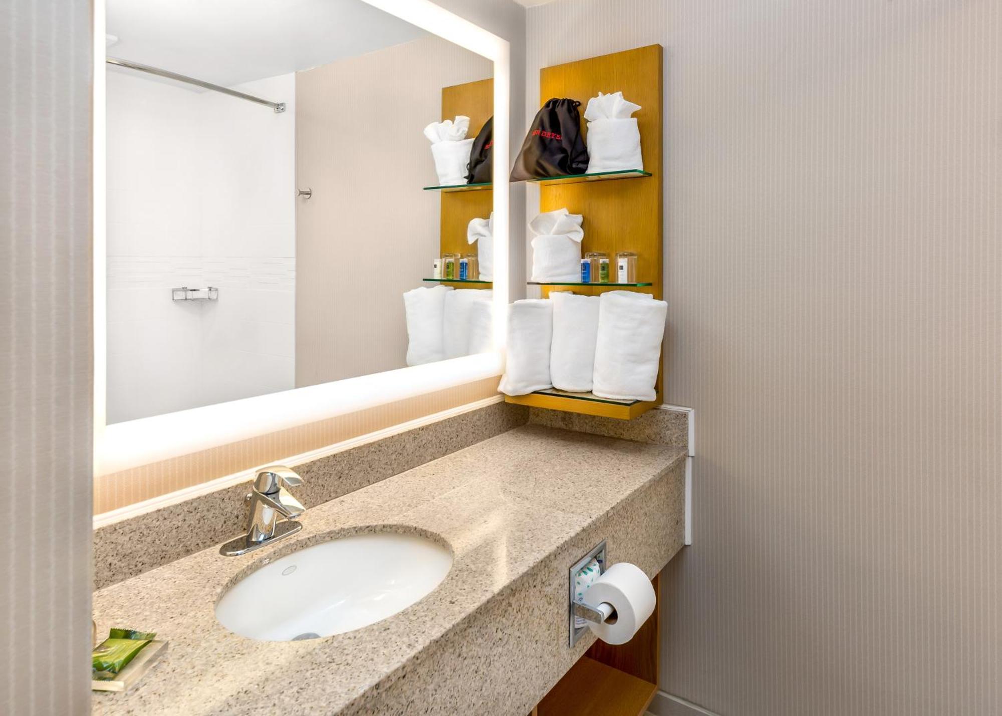 Delta Hotels By Marriott Utica Extérieur photo